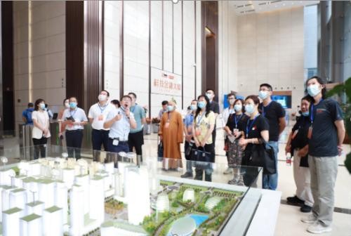 成都市政协高新区工作委员会主任冷晓燕一行视察科技金融大厦